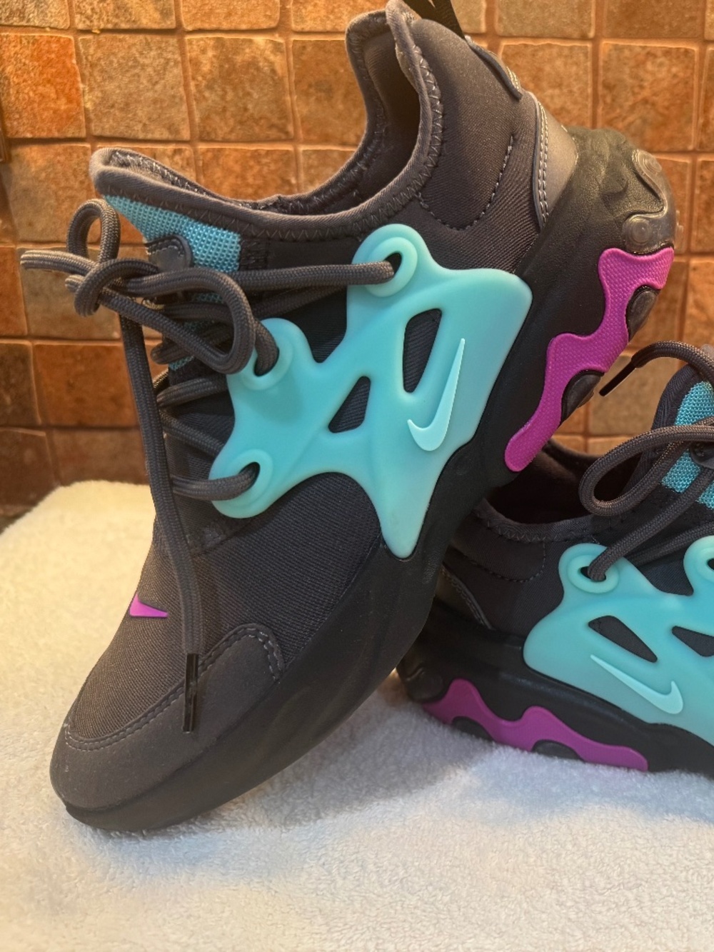 Kids Nike Presto Sneakers  size 5Y